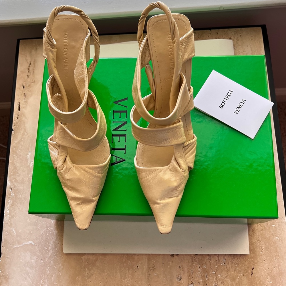 Bottega Veneta BV leather pump in Butter